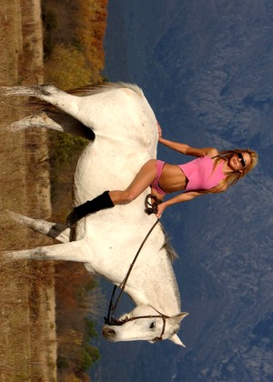 Nakedhorseriding Model