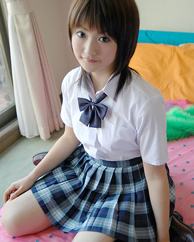 Yuran Suzuka schoolgirl